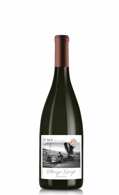 Вино «Feteasca Neagra» Multi-Vintage 2022 & 2023 Te Wa Wines. 0,75