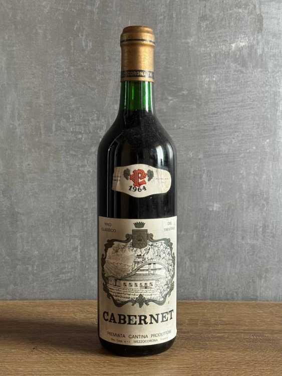 Вино Cantina Produttori Mezzocorona Cabernet 1964 года.